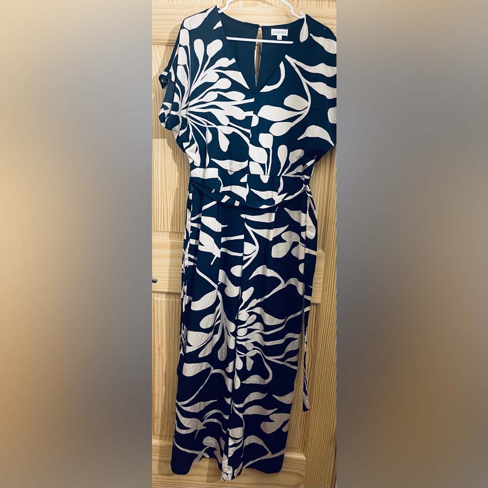 💎💎💙Navy and White Floral Jumpsuit - Picture 16 of 16